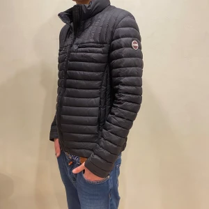 Colmar Jacka  - Hej! Säljer nu min jacka från märket Colmar, storlek 50/S, bra skick ett hål på ärmen se sista bilden modellen är 184cm och väger 70kg . Tveka inte på att höra av dig om du har frågor eller funderingar kring jackan!