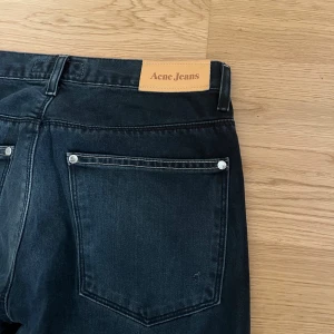 Acne jeans - Svarta jeans från acne i riktigt bra skick. Storleken är 30/34 men de är mindre i midjan. Hör gärna av er vid funderingar!