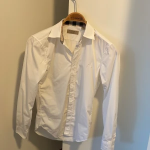 Burberry skjorta - Säljer nu min burberry skjorta i storlek xs för att den börjar bli lite liten på mig. Köpte den på store enda för inte så länge sen. Har använt skjortan cirka fem gånger och har nyss tvättat den. Ganska tunt material. Priset är inte hugget i sten✌️