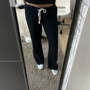 Svarta linnebyxor med snörning - Säljer de populära roxy svarta linnebyxor i bra skick. De har en bekväm loose passform. Byxorna har en vit snörning i midjan för justerbar passform. Perfekta för en sommarkväll❤️