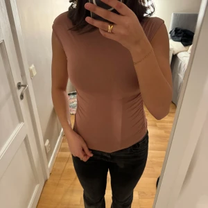Rosa ärmlös topp - Säljer en snygg topp k nyans av rosa, tight passform. Perfekt för både vardag och fest! Toppen är enkel och stilren, vilket gör den lätt att matcha med olika outfits. Passar bra till jeans eller kjol.