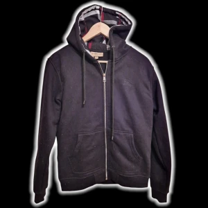 BURBERRY HOODIE  - Sjukt fet Burberry hoodie i fint skick!! Saknar kvitto därav billigare pris. Hmu om du är intresserad och kom gärna med bud :)