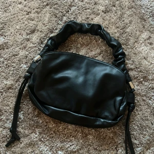 Svart axelväska - Ny skick, 100kr