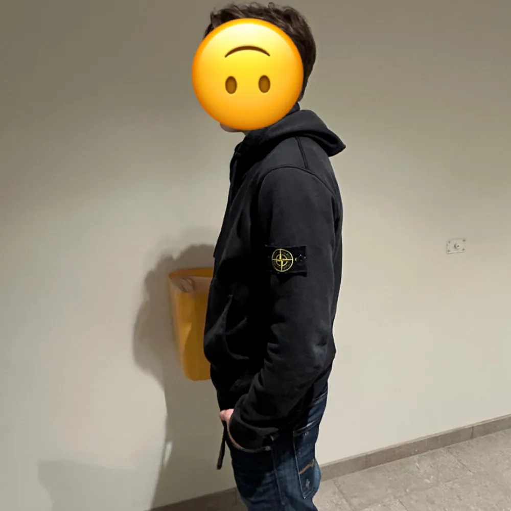 Säljer en snygg svart hoodie från Stone Island i bra skick. Den har en klassisk design med känguruficka och justerbar huva. Perfekt för både vardag och chill. Märkesloggan sitter på ärmen för en stilren look. Passar perfekt till jeans eller joggers! Har ett litet hål i armen men inget som syns eller märks. Pris ej hugget i sten!! Kom privat för mer info🙂. Tröjor & Koftor.