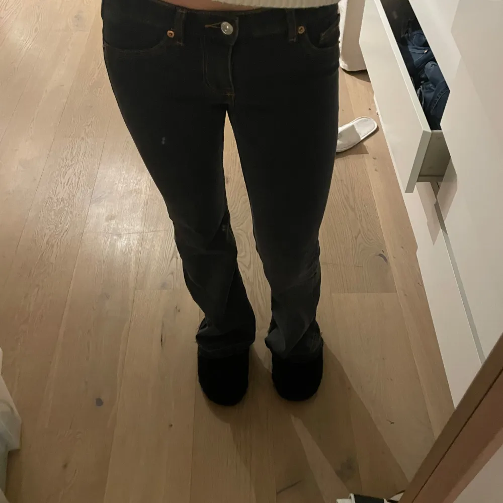 HELT NYA!! Säljer ett par svarta jeans från h&m i storlek 36. Midjemått: 37 cm Innebenslängden: 82 cm Skriv vid funderingar, frågor eller flera bilder . Jeans & Byxor.