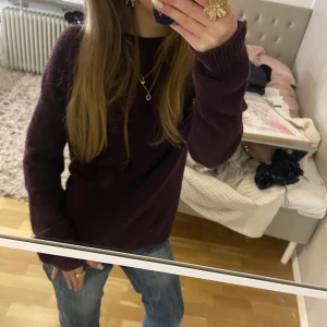 Vinröd tröja från & Other Stories  - Säljer en snygg vinröd tröja från & Other Stories i storlek XS. (Går att diskutera pris)🙌🏼