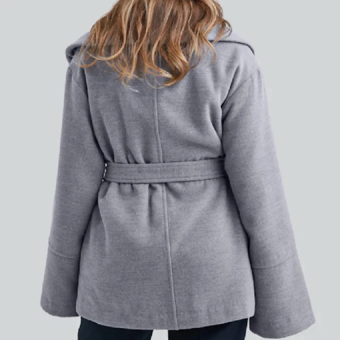 Grå kappa med knytband - 93