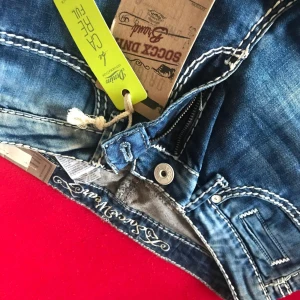 Blå jeans från 80CCX DNM - Säljer ett par snygga blå jeans från 80CCX DNM. De har en låg midja och straight fit, perfekt för en avslappnad stil. Jeansen har coola kontrastsömmar och klassiska femficksdetaljer. Passar perfekt till både vardag och fest!