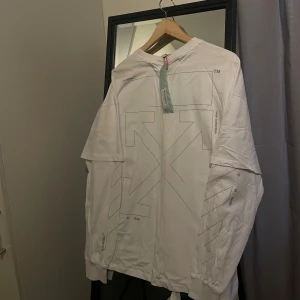 Exklusiv Offwhite långärmad tee - Ett riktigt statement plagg för alla highend facianter! Säljer en väldigt fet Offwhite 2020 långärmad tee. Slutsåld överallt, aldrig använd i nyskick tags medföljer. Köpt för ca 8000kr säljes nu för enbart 3499sek, storlek XS(passar S-M).