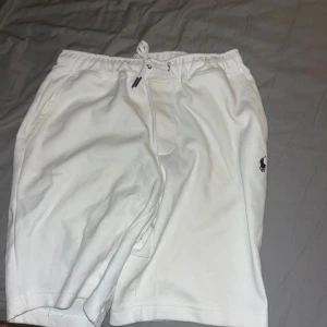 Vita polo shorts - Storlek M  Har blivit för för små  Använd ungefär 12 gånger Mycket bra skick  