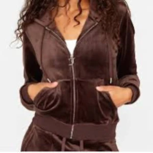 Juicy Couture Kofta - Säljer en supermjuk brun juicy Couture kofta . Den har en avslappnad passform och är perfekt för mysiga dagar. Jackan har långa ärmar och en huva för extra komfort. Perfekt för höst och vinter! 