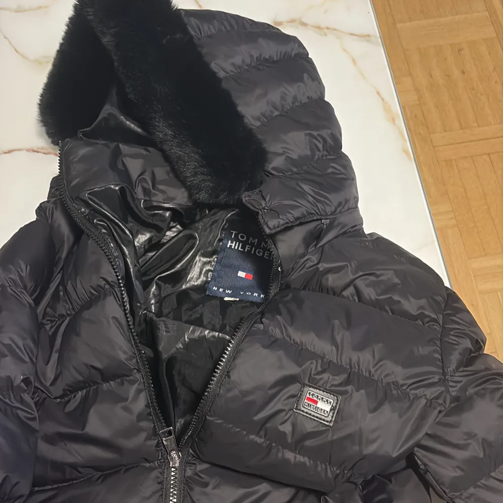 Säljer en helt ny Tommy hilfiger jacka använd Max 1 gång säljs pga av liten storlek och går ej att lämna tillbaka . Jackor.