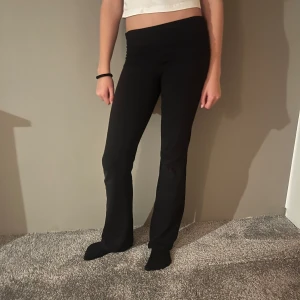 Yoga pants från Gina tricot  - Fina yoga byxor,säljer pga att de blivit för små. Endast använda få gånger. Perfekt byxorna nu till vintern! 🥰