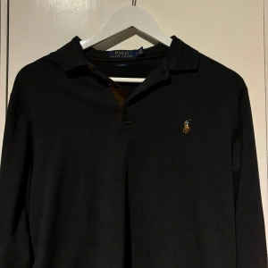 Svart pikétröja från Polo Ralph Lauren - Svart pikétröja i storlek M