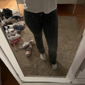 Grå jeans i bra skick - Säljer ett par grå jeans i bra skick. De är bootcut och lågmidjade ,  Storleken är M.