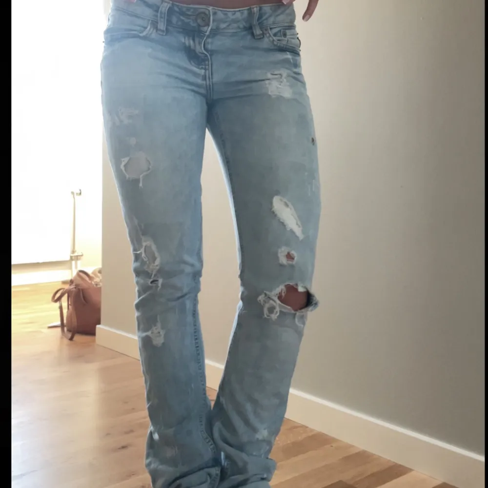  Säljer dessa jättefina LTB jeans som har hål på sig och med låg midja. De har en liten fläck vid sidan av höften men det är inget man tänker på!💓. Jeans & Byxor.