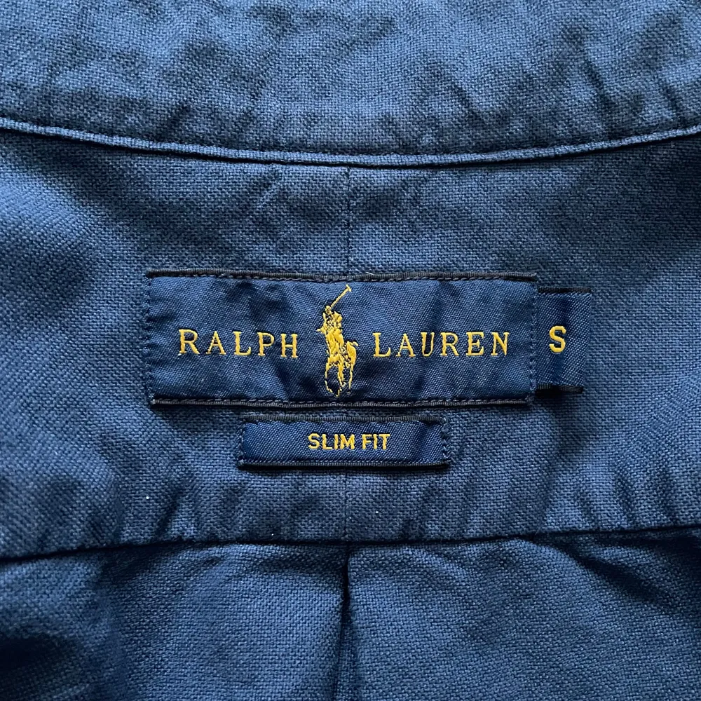 Säljer en snygg mörkblå skjorta från Ralph Lauren i slim. Den är perfekt för både vardag och fest. Den klassiska designen med den lilla röda loggan på bröstet ger en stilren look. Passar perfekt till jeans. Hör gärna av er vid funderingar eller frågor!. Skjortor.