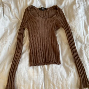 Brun ribbad tröja från Vero Moda - Säljer en snygg brun ribbad tröja från Vero Moda i storlek XS. Den har en tight passform och långa ärmar, perfekt för höst och vinter. Tröjan är i mycket bra skick och är supermjuk och bekväm. Perfekt för lager-på-lager eller som den är. ❤️