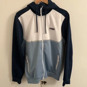 Blå och vit set från McKenzie - Säljer en snygg dress från McKenzie i blått och vitt. Dressen är i bra skicka och är storlek M. Säljer dressen för använder inte. 