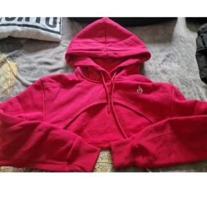 Röd hoodie från Ryderwear - Säljer en supermysig röd hoodie från Ryderwear. Den är croppad och har en stor luva med dragsko. Perfekt för kyliga dagar eller som ett snyggt lager på gymmet. Den är i bra skick och redo för nya äventyr! 💖
