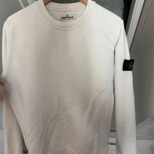  Stone Island sweatshirt  - Stone Island sweatshirt i nyskick använd fåtal gånger för det är inte riktigt min stil! Den är väldigt fin och har ett bra material som är jätte skön o ha på sig! Pris kan diskuteras!