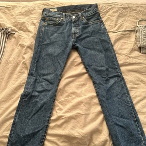Levis jeans - Säljer dessa riktigt snygga mörkblå jeansen från Levi’s. Sitter slim på benen. Storlek 27/28