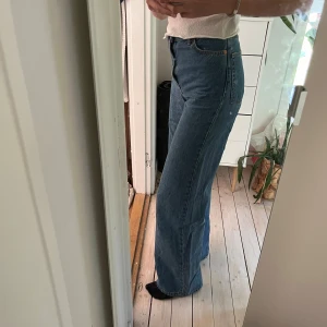 Högmidjade jeans med vida ben - Högmidjade jeans med vida ben. Midjemått: 32 cm rakt över. Innerbenslängd: 82 cm