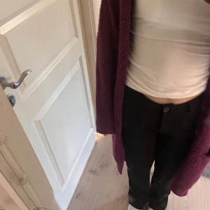 Svarta byxor - mörk lila långkofta med fickor