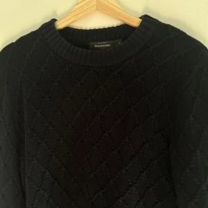 Dressmann tröja  - En jätte fin stickad marinblå tröja ifrån dressmann, tröjan är i ett jätte fint skick! Vid frågor eller funderingar kontakta!