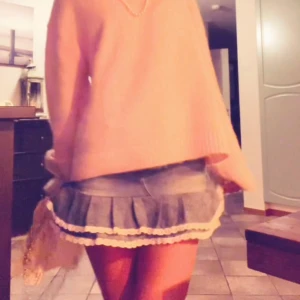 Jeanskjol - Säljer min såå fina jeanskjol som jag har köpt, första bilden är min och de andra är lånade av tjejen jag köpte den av!  Midjemåttet var 40 cm ca men sydde in 3 cm på båda sidorna men går lätt ahg sprätta upp!💖💖💖