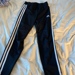 Svarta adidas träning byxor🖤🖤🤍🫶🏻 - Svarta träningsbyxor där på vita sträcken på sidorna är lite trådiga men går säkert att fixa🤍🖤