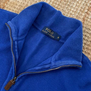 Ralph lauren half zip - Tjena nu säljer vi den här Ralph lauren half zipen som är perfekt nu när vädret börjar bli lite kyligare. Den är i storlek S. Har du några frågor om produkten är det bara till att skriva😇