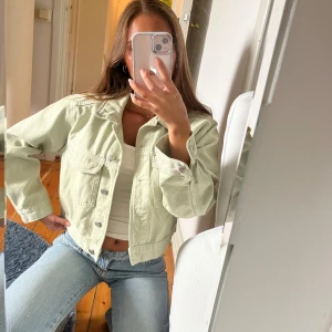 Jeansjacka - Så fin pastellgrön jeansjacka från Gina Tricot. Är använd en gång🤍