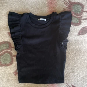Volang tröja - Super fin svart volang tröja från Zara i storlek S 💗Använd ett fåtal gånger🖤super bra skick