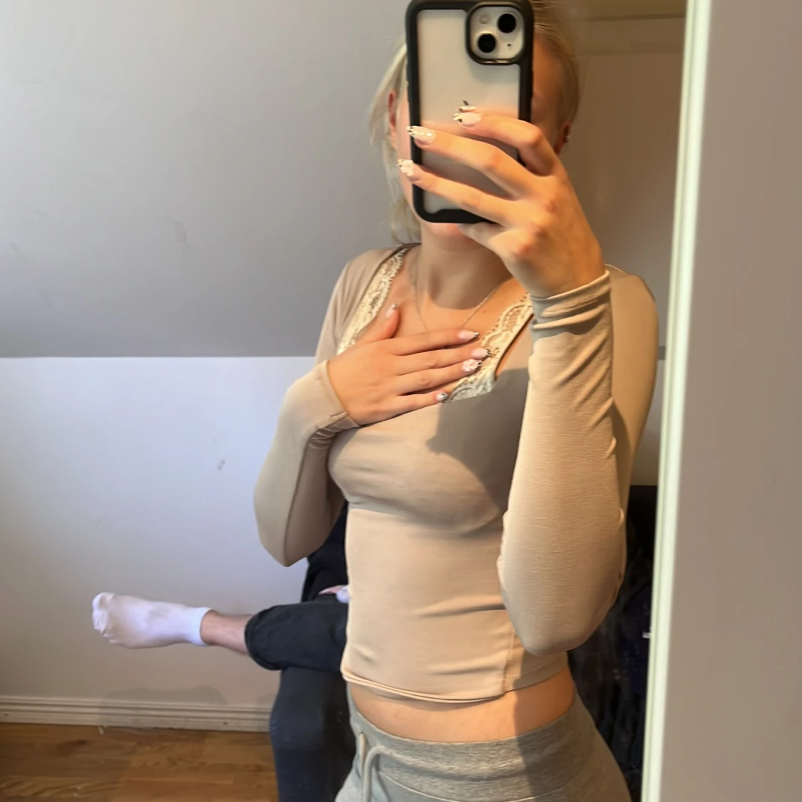 Beige långärmad topp med spetsdetaljer