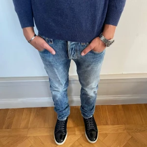 Nudie jeans - Nudie jeans i toppskick. Storlek 29/32. Skriv om det önskas frågor eller mått. Modellen på bilden är 180, 70kg.