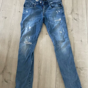 Replay hyperflex - Tjena! Säljer mina snygga replay hyperflex jeans. Storlek 31 och köpta på NK. har väldigt snygga slitningar och är väldigt sköna. Modell: anbass! Mitt pris 550kr. Men pris kan diskuteras! Hör av vid fler frågor🤝