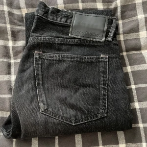 Acne Studios Jeans ”1996” - Acne Studios jeans av modellen ”1996” i väldigt bra skick. Inga tecken på användning. Storlek W30L30. Sitter straight/regular som levis501 men lite lösare där nere. Pris oklart så buda gärna. Kostar 3795:- nypris