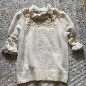 Stickad tröja med trekvartsärm - Stickad tröja med trekvartsärm och fina virkdetaljer🤍 Nyskick!