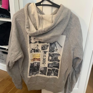 Zadig et Voltaire hoodie❤️ - Jättesnygg hoodie från Zadig et Voltaire som jag nu säljer! Priset går alltid att diskuteras. Köptes för 1 år sen i butik i Miami❤️storlek S, köptes för 2900kr