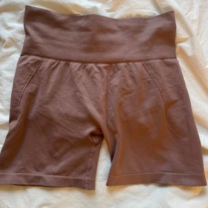 Scrunch shorts - Säljer dessa scrunch shorts från shein! En liten defekt på framsidan då jag måste kommit åt med nagel eller liknande! Men ingen som jag tänkt på direkt🤗De är i rostfärgade.