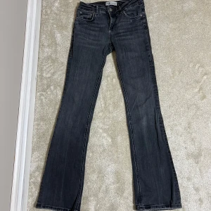 Zara Jens  - Skitsnygga Jens från zara men tyvärr är det lite korta på mig. Utsvängda och lågmidjade. Ben innerlängd 80. Skriv vid frågor! 