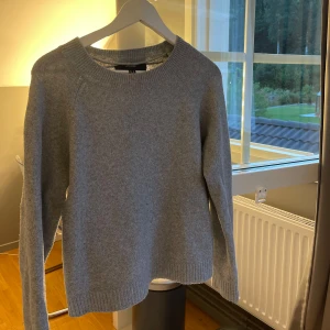 Stickad tröja från vero Moda - Grå stickad tröja från vero Moda i storlek xs😍säljer den då det inte är min smak i tröja! Bra skick och inga defekter🩷