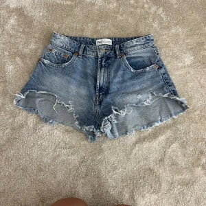 Zara shorts  - Söta shorts som tyvärr inte passar riktigt. 