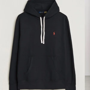 Ralph Lauren Hoodie - Säljer nu min Raplh Lauren tröja då den blivit för liten. Fick den i julklapp tror nypris är runt 2,2   Finns inget tecken på användning då ja knappt hann använda den innan den blev för liten. 