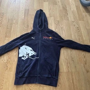 puma redbull hoodie - lite använt men den e typ som ny Ställ gärna frågor