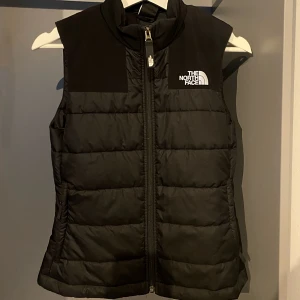 North Face Väst - Väst ifrån The North Face. Sparsamt använd lite små defekter (kolla bild 4)  Storlek XS men kan passa S,M också.  Nypris ligger på 1600-2200kr  Kan tänka mig gå ner i pris vid snabbköp, tveka inte att fråga ❤️