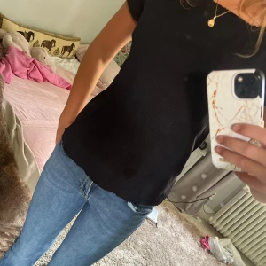 Svart gullig tröja från Lindex💕💕❤️ - Jag säljer en supersöt svart tröja i ribbad material från Lindex! Storlek: 158-164 och passar mig som har storlek xs i vuxenstorlek🫶🏼