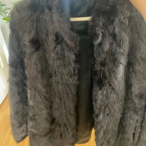 Pälskappa (äkta päls) - Säljer denna fina kappa i äkta päls.  Jättefint skick och perfekt nu till hösten/vintern😮‍💨🍂❄️💕 Jackan är svartbrun