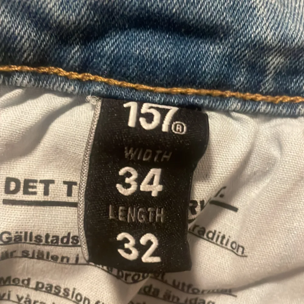 Säljer mina gamla byxor nästan helt o andvända är för små på mig. Jeans & Byxor.